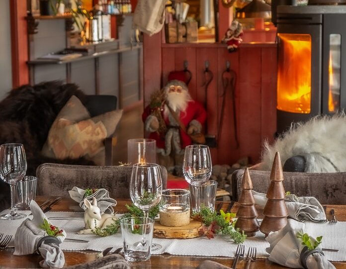 Christmas dinner table Norway festive decor