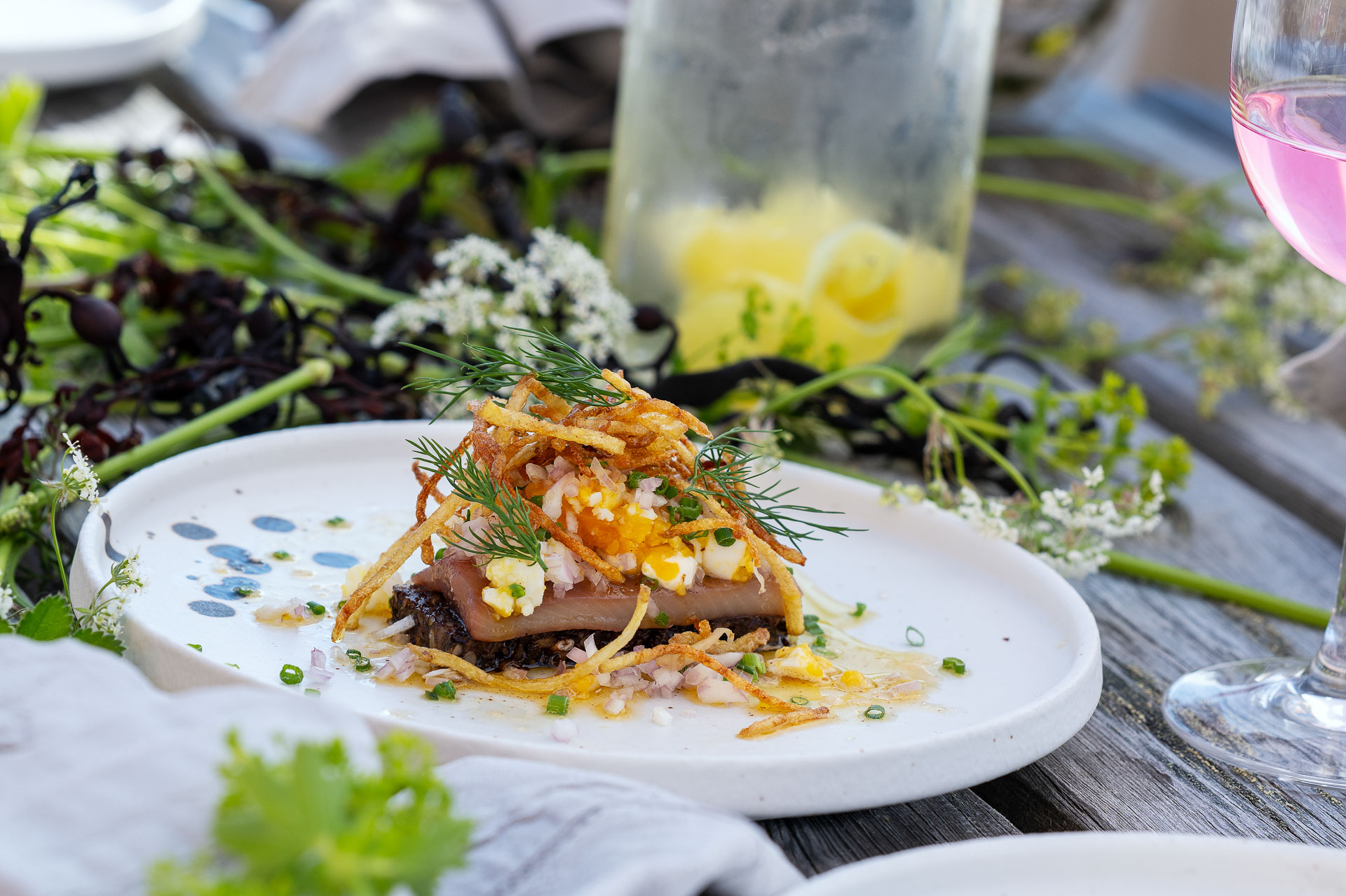 Matjessild med rugbrød, egg og brunet smør servert på Restaurant Nyvågar.