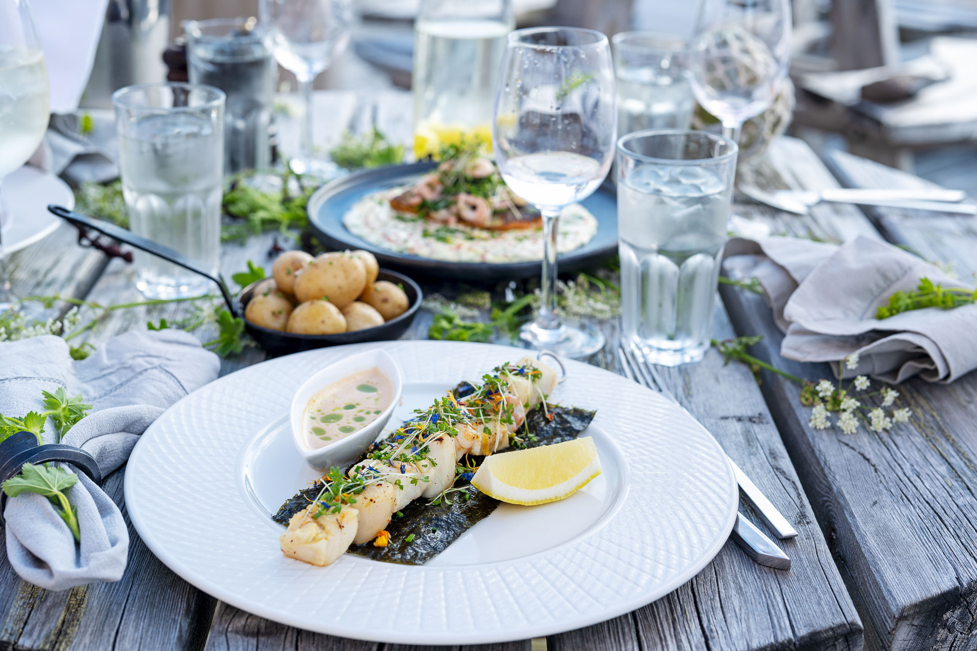 ofottorsk sommerspyd servert på dekket bord ved Restaurant Nyvågar i Lofoten.
